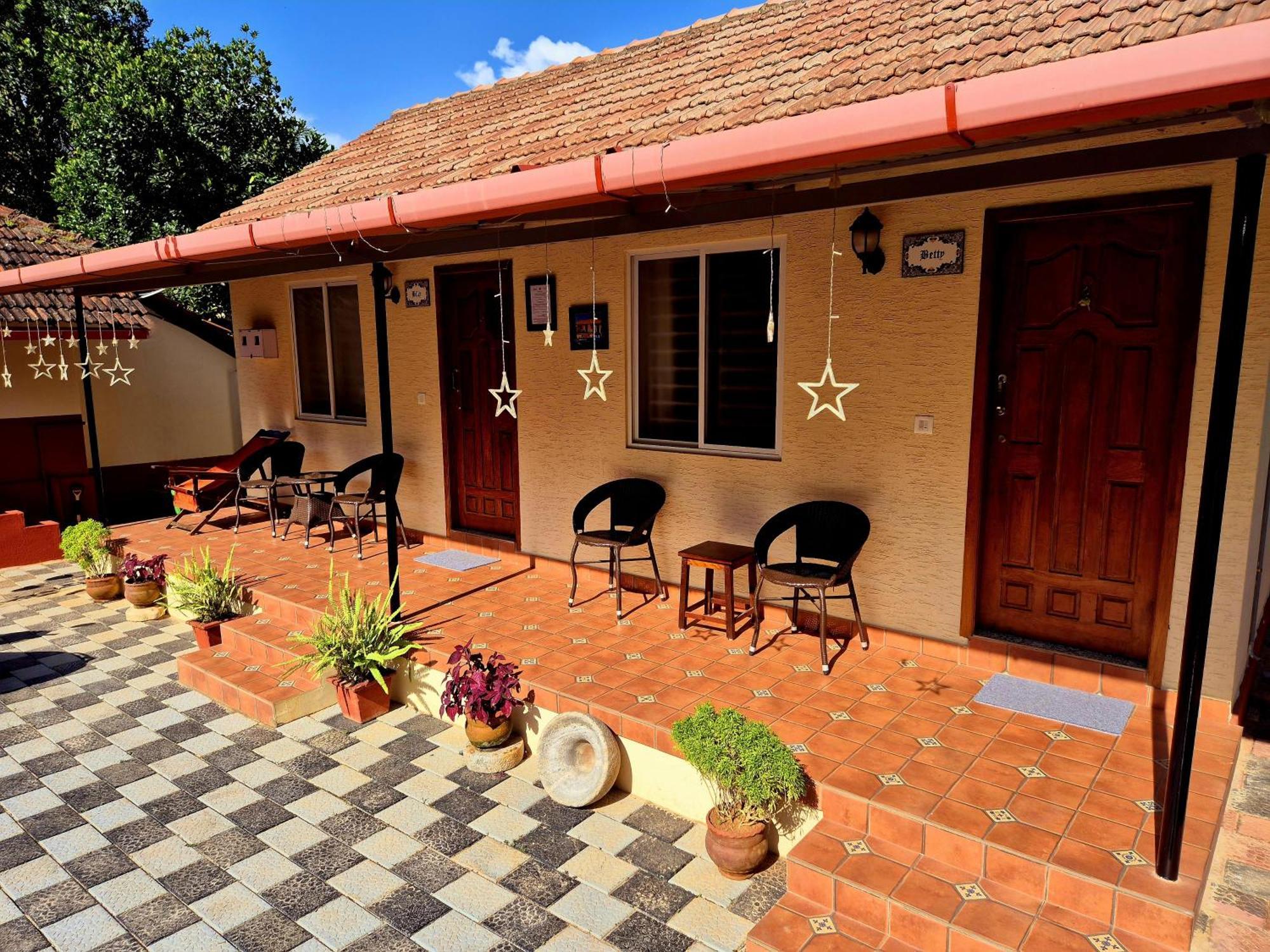 Sunny Smiles Homestay Мангалор Экстерьер фото